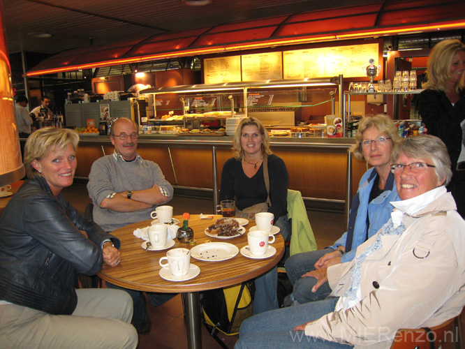 20100829172233 Spitsbergen - Koffie op Schiphol