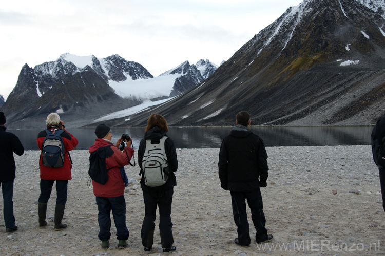 20100906173719 Spitsbergen - Magdalenafjord - Oeps daar is een beer