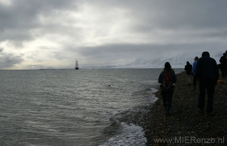 20100908111006 Spitsbergen - Prince Charles Foreland - en de hele groep is gezien