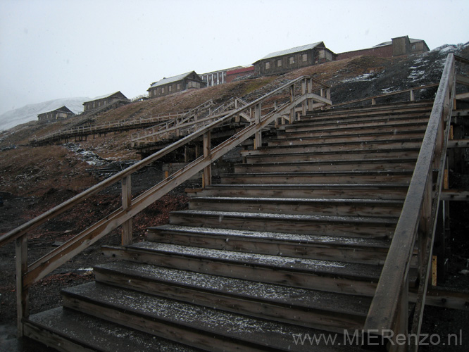 20100909090421 Spitsbergen - Barentsburg - ja die trappen gaan we op!