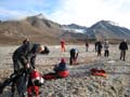 20100831102134 Spitsbergen - Engelsk bukta - na de landing uitpakken
